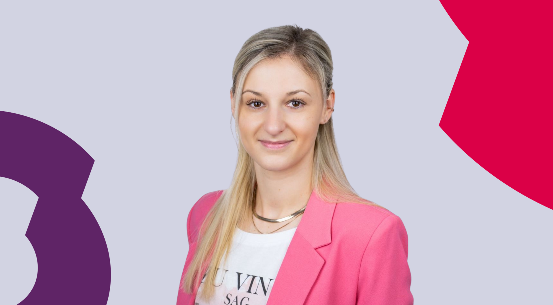 junge Teamassistentin in rosa Blazer