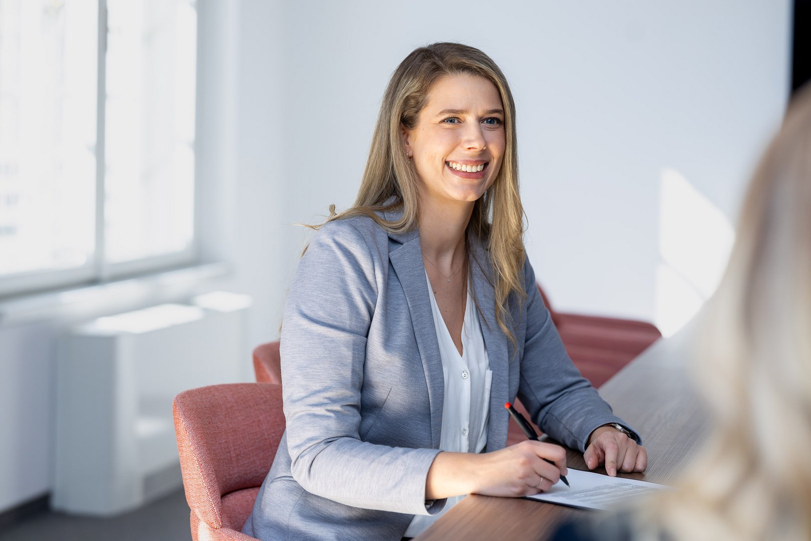Blonde Frau im Bewerbungsgespräch