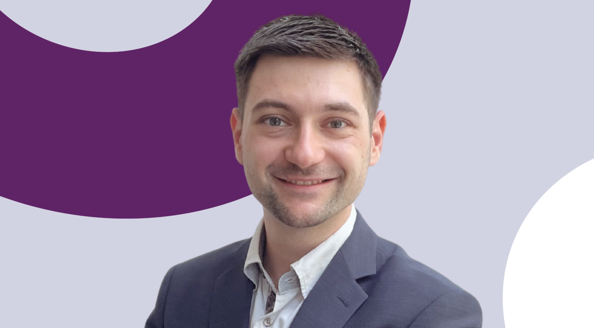 junger Personalberater lächelt