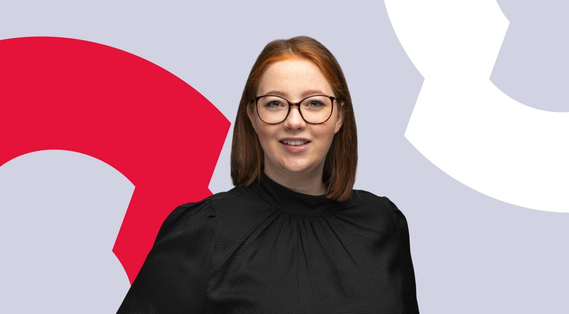 junge Personalberaterin schwarz gekleidet