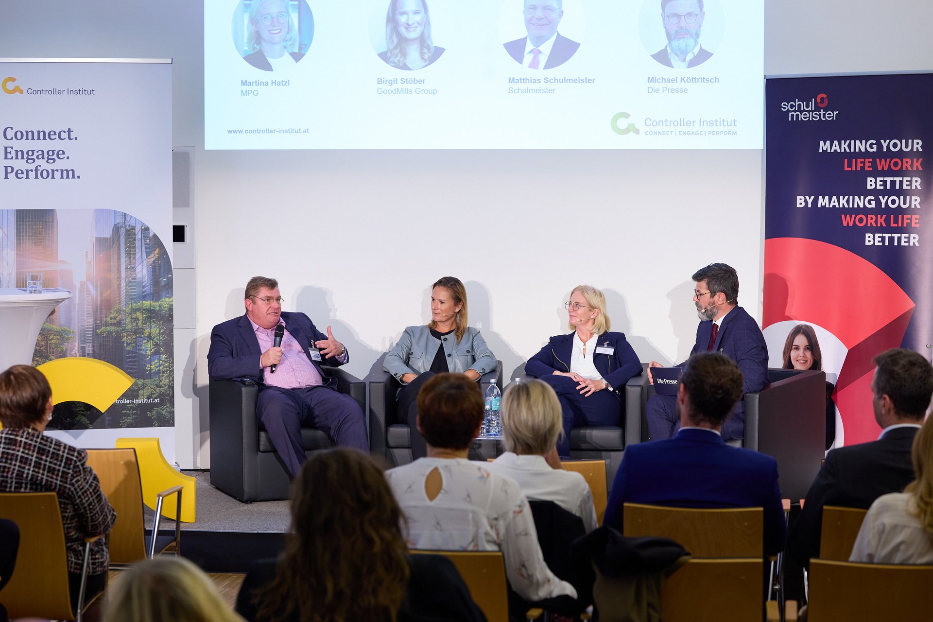 ©Controller Institut/APA-Fotoservice/Schedl Paneldiskussion zwei Männer in Anzug, zwei Damen in Business Kleidung