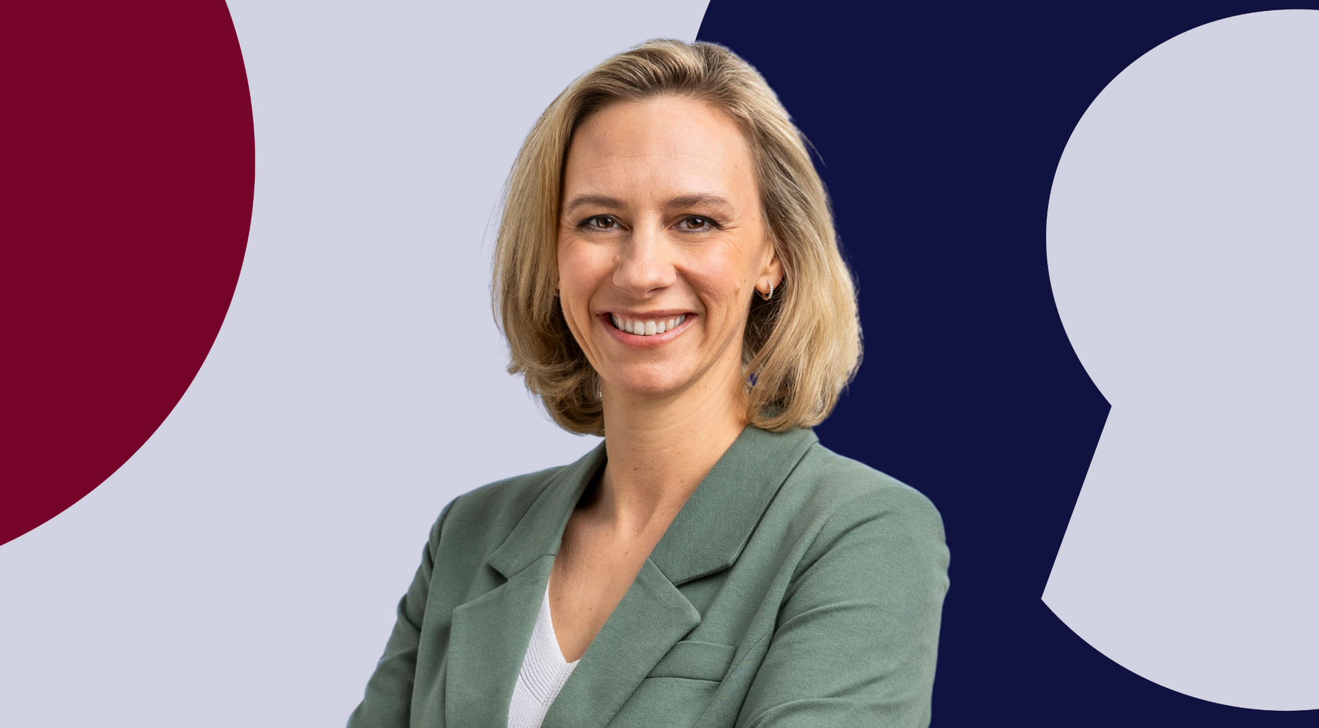 Frau in Kostüm vor lila Hintergrund