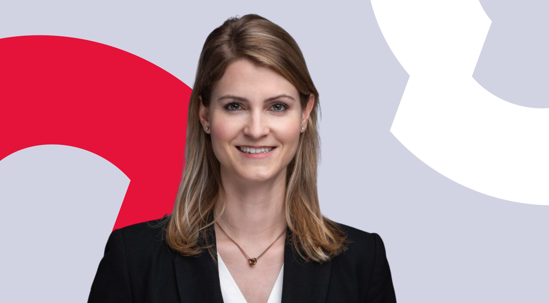 junge Personalberaterin in schwarzem Blazer