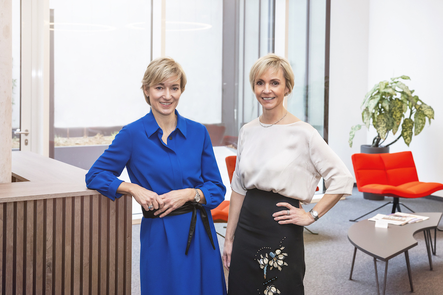 Zwei Frauen im Empfangsbereich, Geschäftsführerinnen von Schulmeister